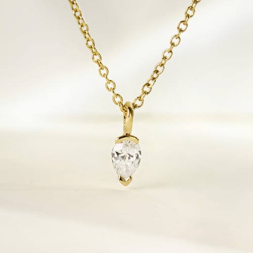 Minimalistický přívěsek ze stříbra s diamantem ve tvaru pear Malena