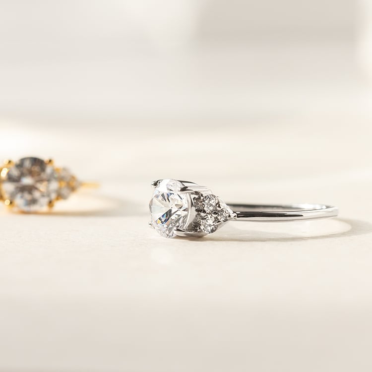 Zásnubní prsten s moissanitem a lab-grown diamanty Agathe 139490