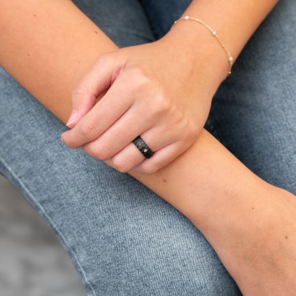 Karbonový prsten s atypickým povrchem a zirkonem Mingus