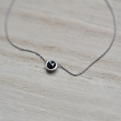 Zlatý náhrdelník bezel se salt'n'pepper diamantem Terun