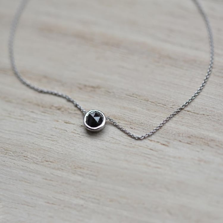 Náhrdelník bezel se salt'n'pepper diamantem 43470