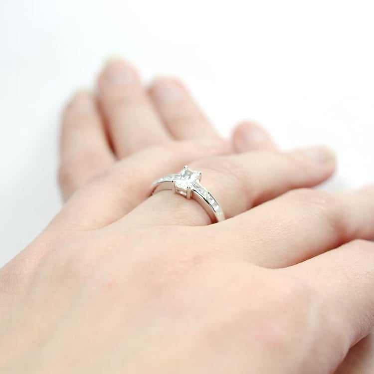 Zásnubní zlatý vintage prsten s diamanty na ruce Amra 4993