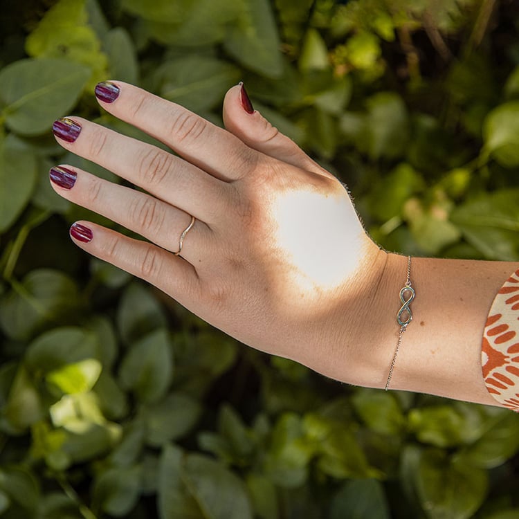 Stříbrný fashion náramek Infinity 108093