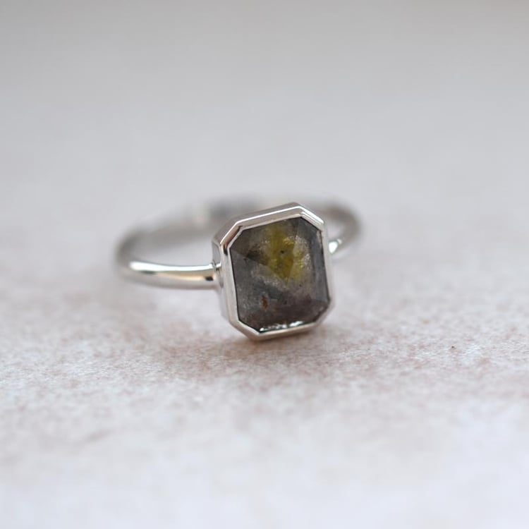 Prsten se salt´n´pepper diamantem 51024