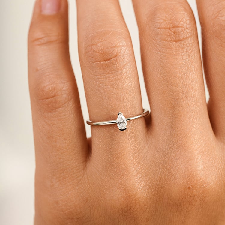 Minimalistický prsten ze stříbra s lab-grown pear diamantem Valentin 163122