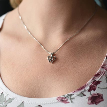 Stříbrný přívěsek ve tvaru srdce s černým a bílým diamantem Lynelle