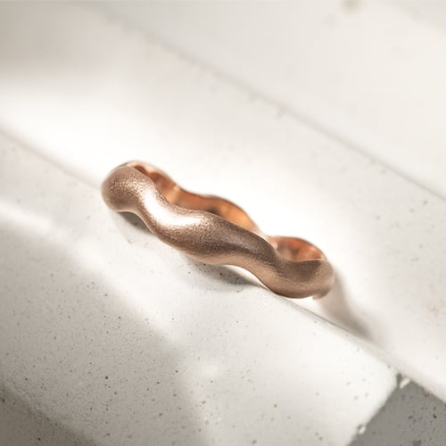 Matné vlnité snubní prsteny ze zlata Keller