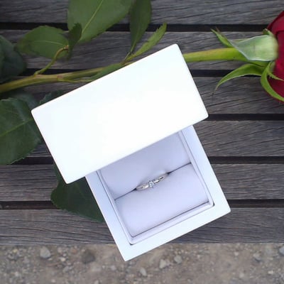 Zásnubní prsten s diamantem