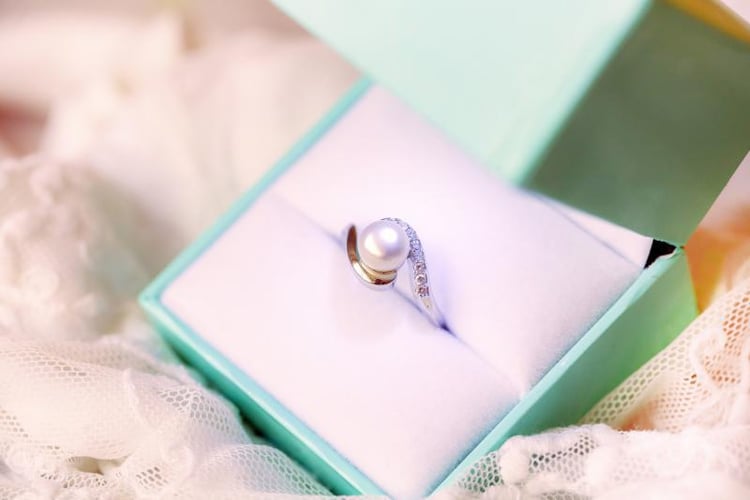 Perlový prsten se zirkony 4216