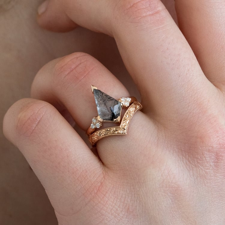 Vykrojený snubní prsten s ruční rytinou Lizzie 122609