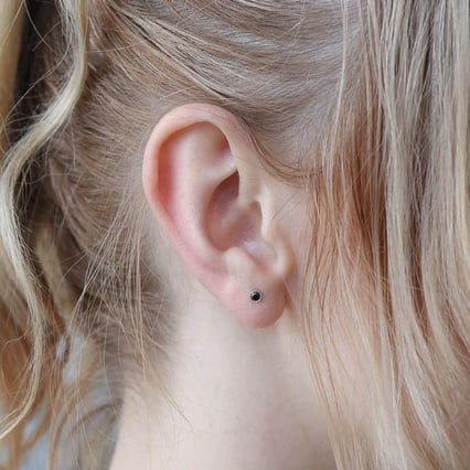 Stříbrné minimalistické bezel náušnice s černými diamanty Tofine