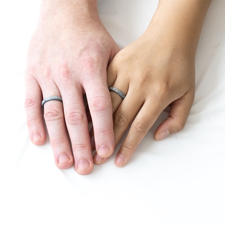 Mírně zaoblené snubní prsteny z karbonu Jaidon 127259