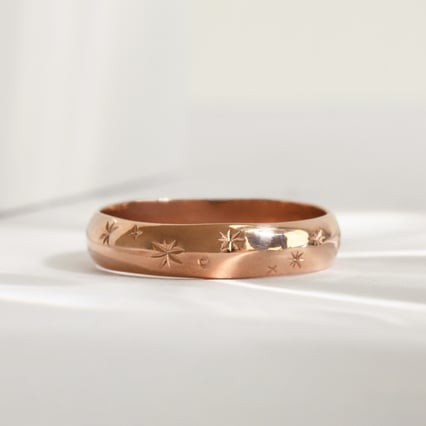 Snubní prsteny s ruční rytinou hvězd a diamanty Elia