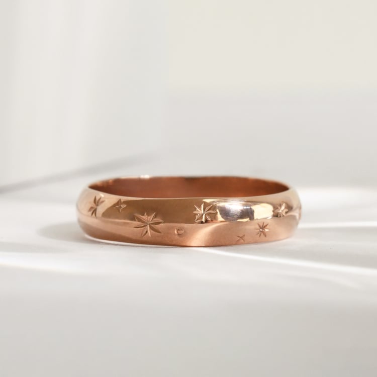 Snubní prsteny s ruční rytinou hvězd a diamanty Elia 118174