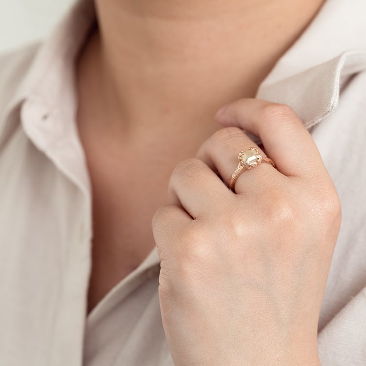 Zlatý prsten se salt and pepper diamantem a ručně rytými květinami Flower 124606