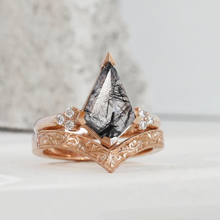 Vykrojený snubní prsten s ruční rytinou Lizzie 121843