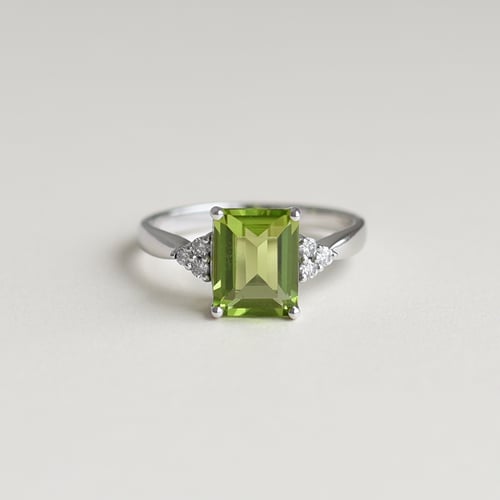 Zlatý prsten s olivínem a diamanty Chaitra