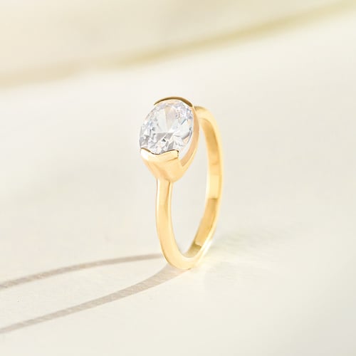 Zásnubní prsten s half-bezel oválným diamantem Hortensia