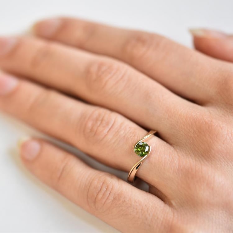 Zlatý zásnubní prsten se zeleným diamantem 17867