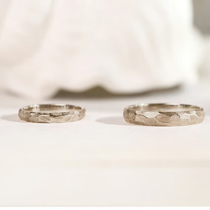 Tepané a škrábané snubní prsteny z oříškového zlata Vedette