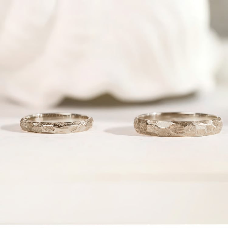 Tepané a škrábané snubní prsteny z oříškového zlata Vedette 164827