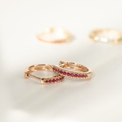 Elegantní kruhové náušnice s rubíny Gomati