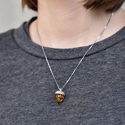 Stříbrný jantarový přívěsek ve tvaru žaludu Hawa
