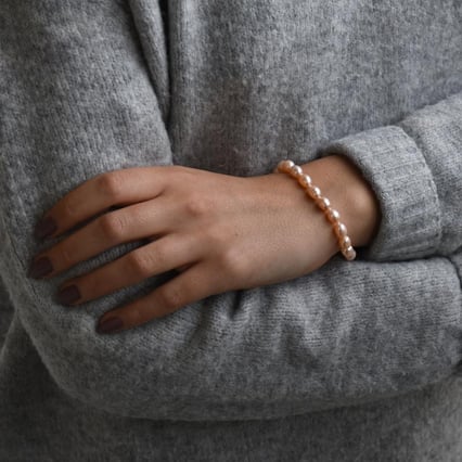 Stříbrný náramek s broskvovými perlami Mindy