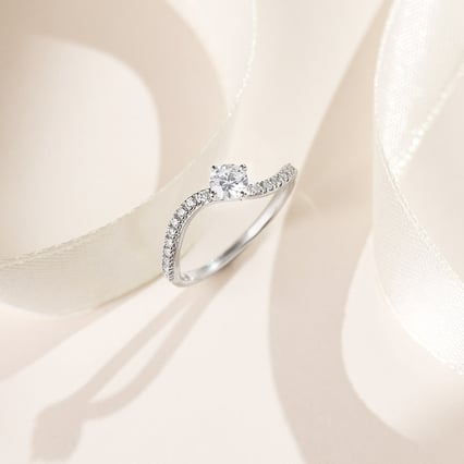 Atypický zásnubní prsten s round moissanitem a lab-grown diamanty Elise