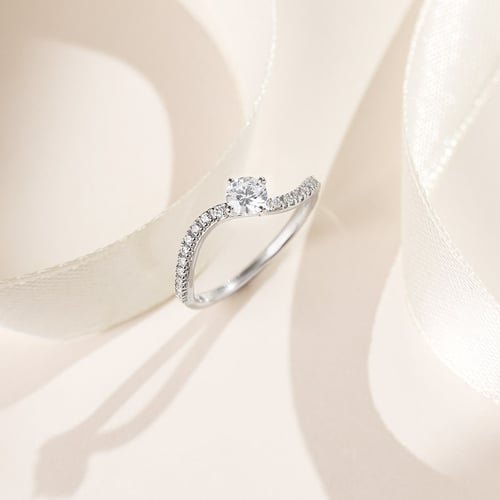 Atypický zásnubní prsten s round moissanitem a lab-grown diamanty Elise