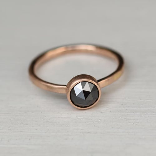 Zlatý prsten s routovým černým diamantem Cleve