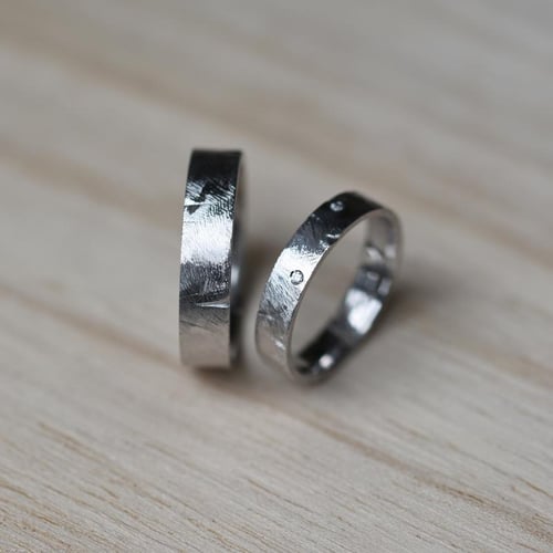 Netradiční platinové snubní prsteny s diamanty Alexis