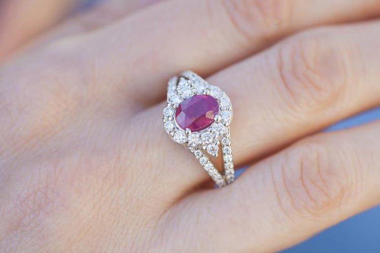 Luxusní zlatý prsten s rubínem a diamanty Sajili