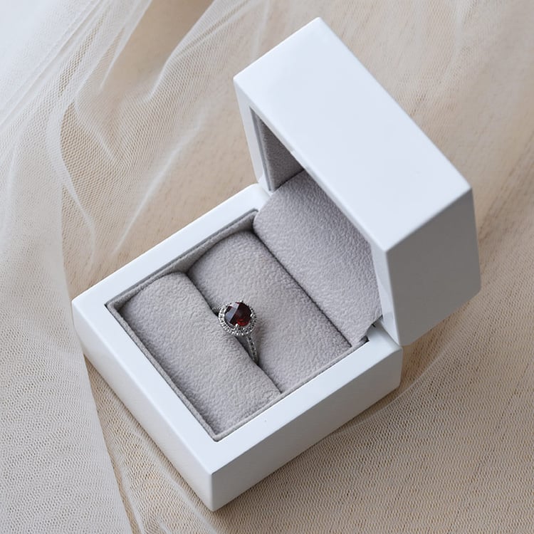 Prsten s granátem a bílými topazy 66437