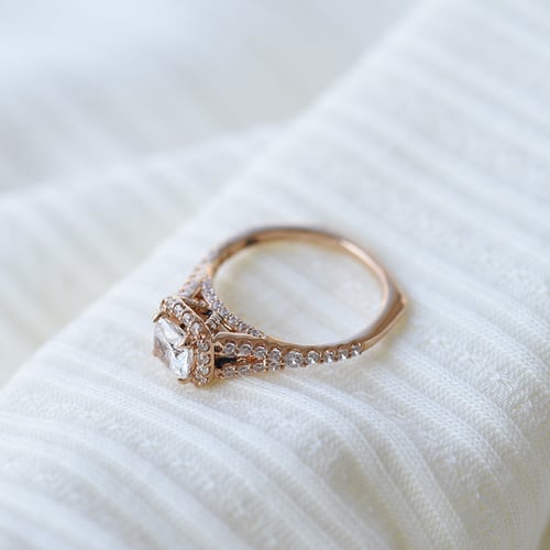 Zásnubní halo prsten plný diamantů Malana