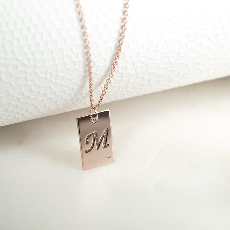 Zlatý obdélníkový přívěsek s diamantem a gravírem písmene Sharron 133322