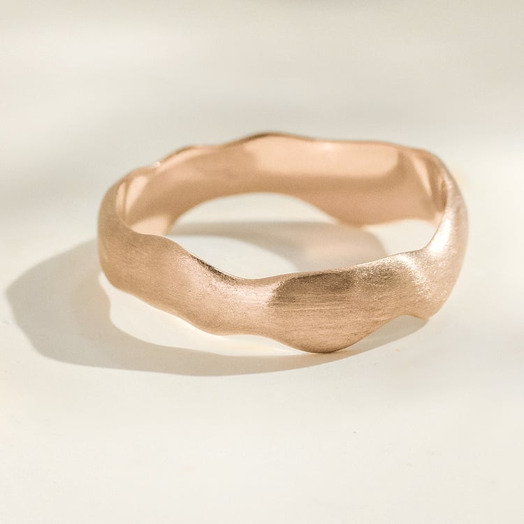 Nepravidelné snubní prsteny z oříškového zlata s diamanty Parnell 163739