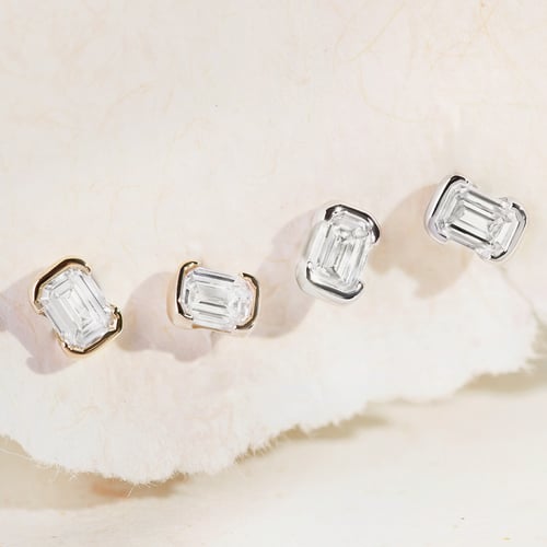 Minimalistické stříbrné peckové náušnice s emerald lab-grown diamantem Agata