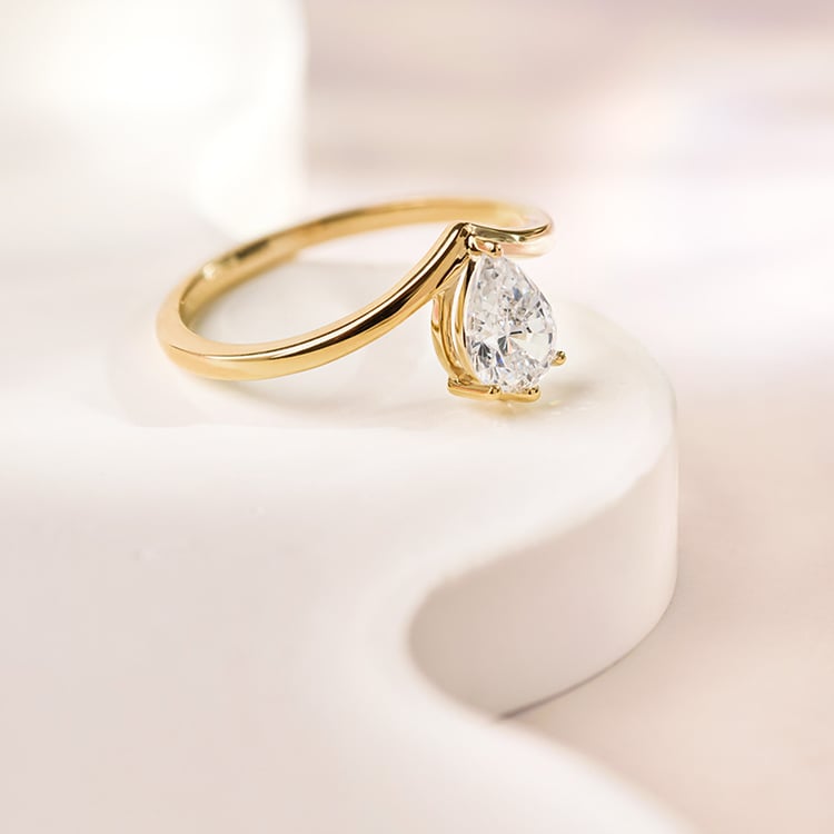 Zásnubní prsten s pear diamantem 155436