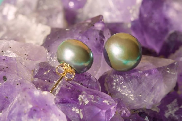 Zlaté náušnice se zelenými perlami