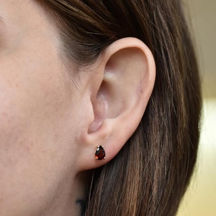 Zlaté náušnice s pear granáty Reata