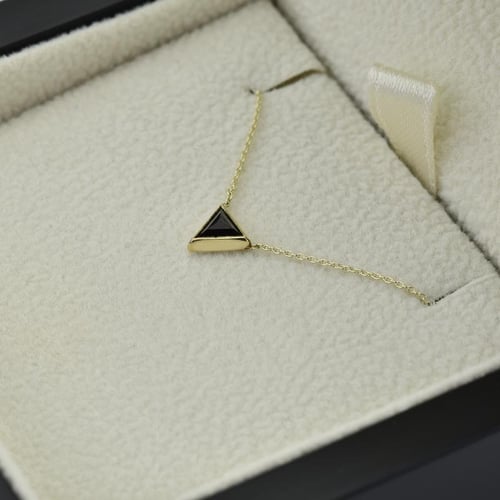 Zlatý náhrdelník s černým triangle diamantem Baya