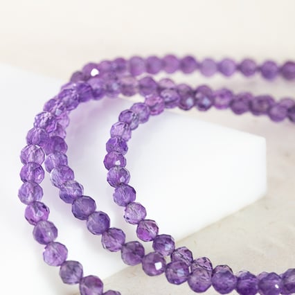 Stříbrný náhrdelník s ametystovými korálky Dule