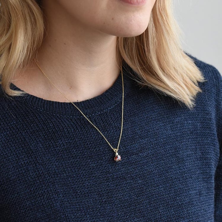 Okrouhlý granát ve zlatém náhrdelníku s diamantem 73377