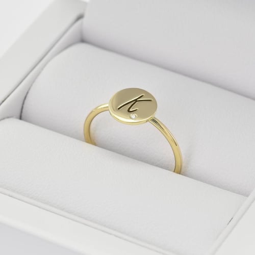 Zlatý prsten s diamantem a gravírem písmene Narik