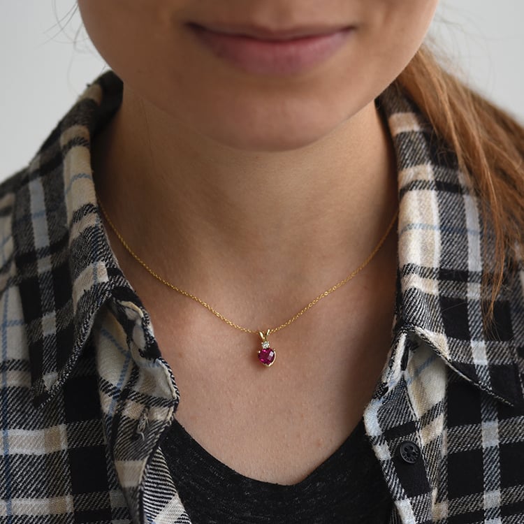 Zlatý náhrdelník se srdíčkovým rubínem a diamantem 62366