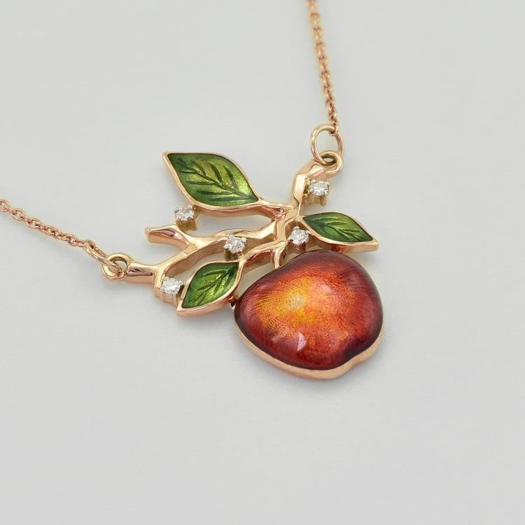 Zlatý diamantový náhrdelník s jablkem a enamelem 43394