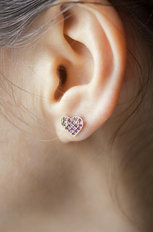 Srdcové zlaté náušnice s rubíny 3322