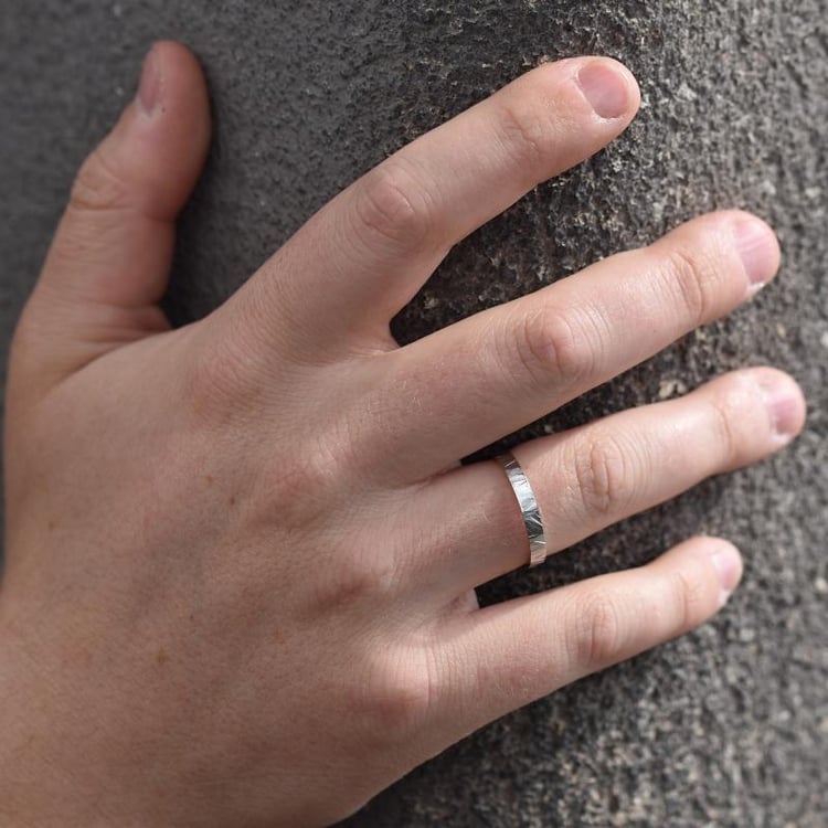 Pánský prsten ze zlata s reliéfním povrchem 43953