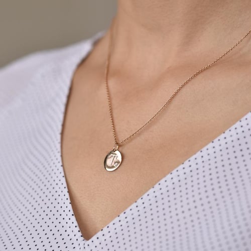 Zlatý přívěsek s diamantem a gravírem písmene Sager